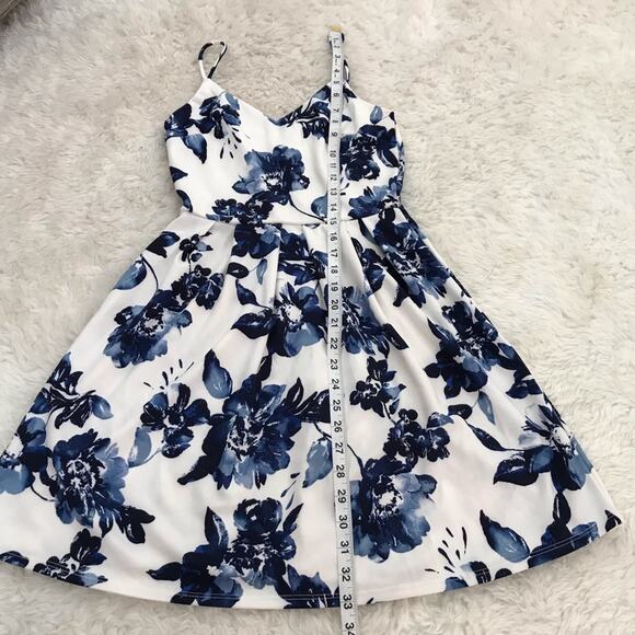 Monteau Los Angeles Floral Dress - Size Small - NWT - Picture 3 of 7